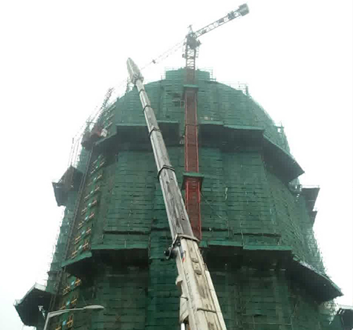 沾益吊车在工地上作业